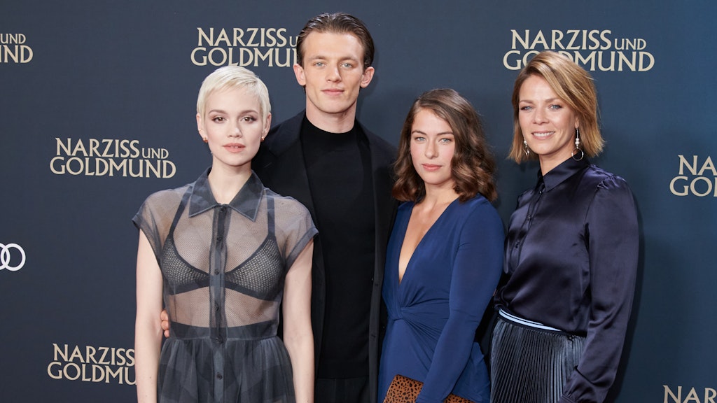 Berlin: Die Schauspieler Emilia Schüle (v.li.), Jannis Niewöhner, Henriette Confurius und Jessica Schwarz kommen zur Weltpremiere ihres Filmes "Narziss und Goldmund" in den Zoo-Palast.