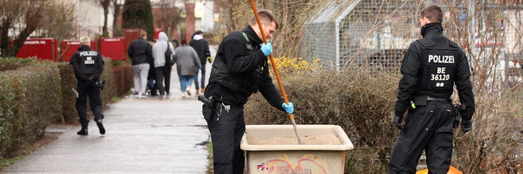Polizisten bei der Spurensuche im Kiez rund um die Wörlitzer Straße in Marzahn.
