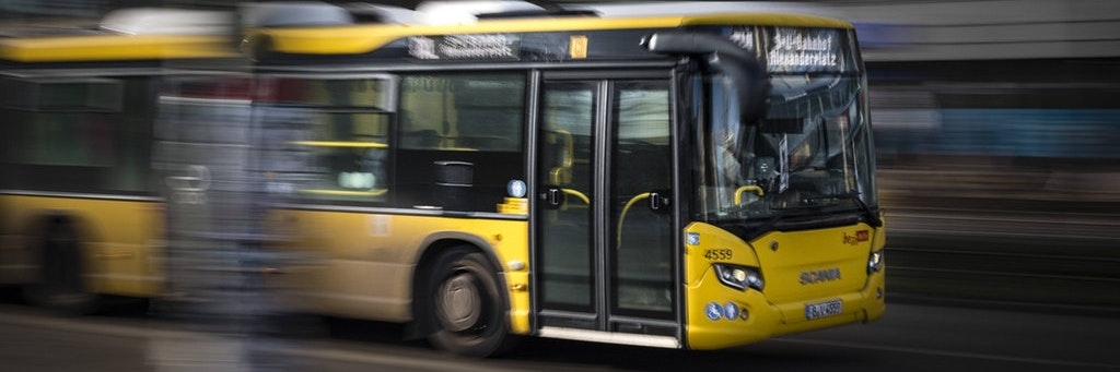 Trotz Corona auf Achse: Die Busse der BVG fahren auch in der Krise. Allerdings wurde der Betrieb ausgedünnt.