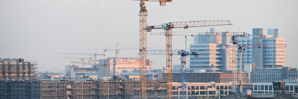 04.03.2020, Berlin: Im Bau befindliche Wohnblöcke. Das Bundesverfassungsgericht hat einen Eilantrag von Vermietern gegen den Berliner Mietendeckel abgelehnt. (zu «Karlsruhe lehnt Eilantrag gegen Berliner Mietendeckel ab») Foto: Frank May/dpa +++ dpa-Bildfunk +++