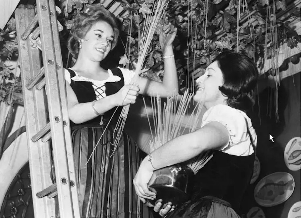 Legendärer TV-Scherz der BBC am 1. April 1957: Die vermeintliche Ernte von Spaghetti von Bäumen