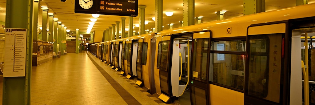 Ein verwaister Bahnsteig im U-Bahnhof Alexanderplatz