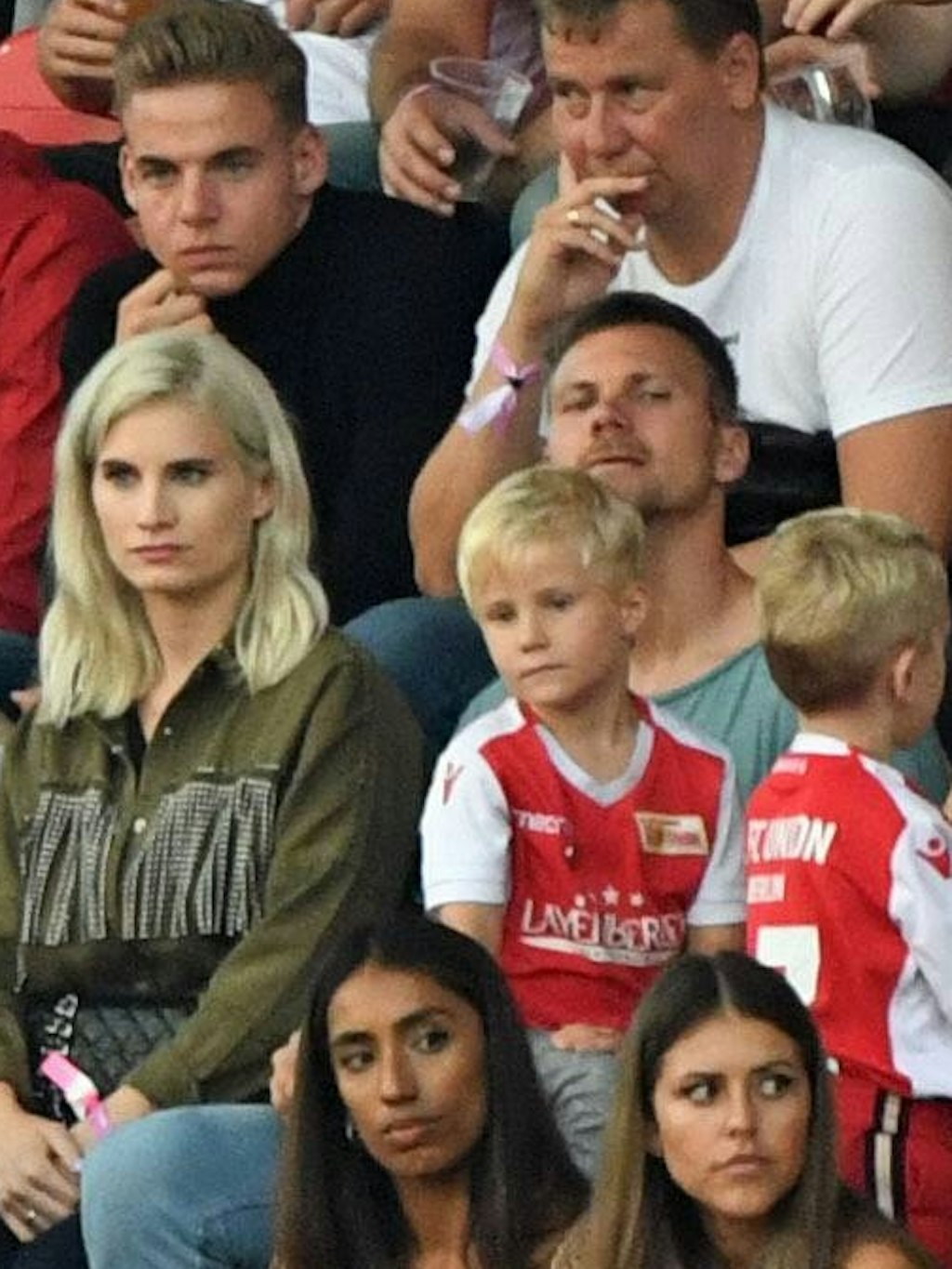 Michael Parensen zusammen mit seiner Frau Antonia und den beiden Kids auf der Tribüne im Stadion An der Alten Försterei beim Saisonauftakt gegen Leipzig.