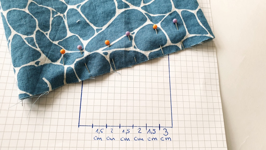 Zwei verschiedene Nadelfarben helfen dabei, später an der richtigen Stelle in die richtige Richtung zu falten. Die Abstände sind wie folgt: 3 cm von oben beginnend, 1,5cm, 2cm, 1,5 cm, 2cm, 1,5cm.