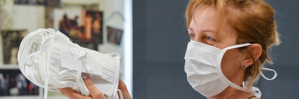 Cerstin Bochow, Gewandmeisterschneiderin vom Staatstheater Cottbus, mit selbstgenähten Schutzmasken.
