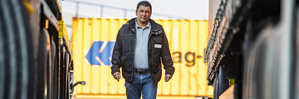 Ronny Knoblauch geht auf dem Autohof in Paderborn-Mönkeloh zwischen zwei abgestellten LKW hindurch. Der LKW-Fahrer beklagt, dass aufgrund der Beschränkungen wegen der Coronakrise die Sanitäranlagen an Autohöfen und Rastplätzen nicht mehr geöffnet sind. Auch fehle es seiner Meinung nach an Möglichkeiten zur Desinfektion. 