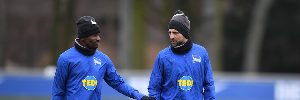 Salomon Kalou (l.) und Vedad Ibisevic können sich wohl nicht von den Fans richtig verabschieden.