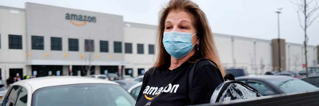Eine Teilnehmerin der Demo vor dem Amazon-Gebäude