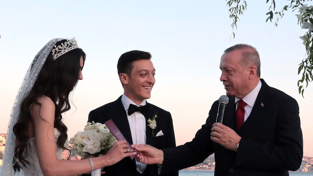 Hochzeit bei den Özils: Der autokratisch regierende Präsident Recep Tayyip Erdogan ist Trauzeuge.