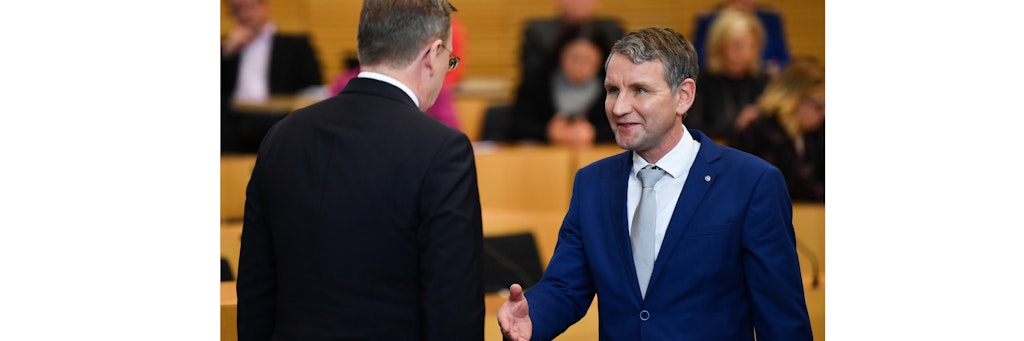 Bodo Ramelow ergreift die zur Gratulation ausgestreckte Hand von Björn Höcke nicht.