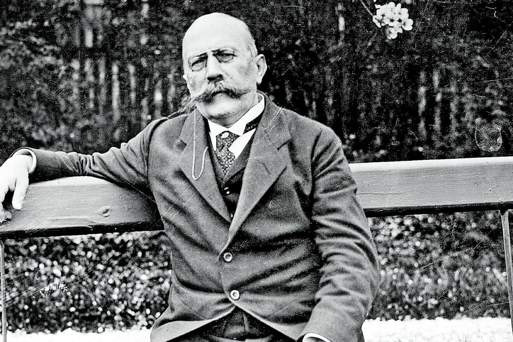 Adolf Wermuth (1855–1927) auf einer Gartenbank, vermutlich 1912. Er lebte mit Familie in einer Dienstwohnung im Schloss Buch, Sommersitz der Bürgermeister.