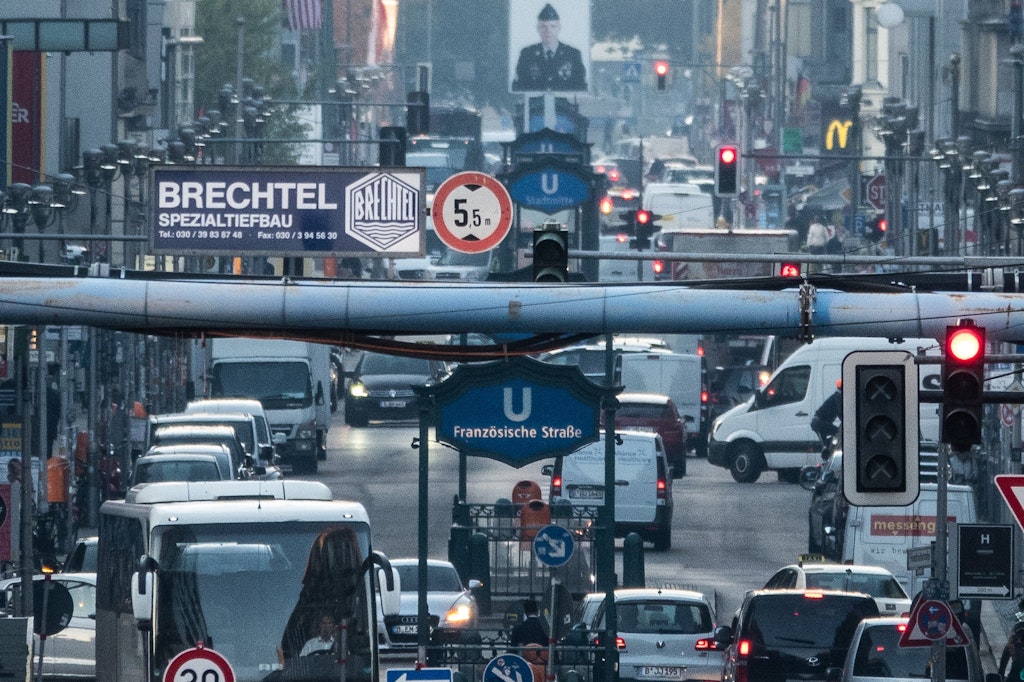 Viel Verkehr auf der Friedrichstraße in Mitte. Künftig sollen hier nur Fahrräder fahren.