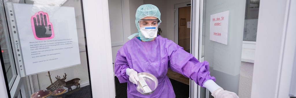 Diebesgut Nr. 1: Schutzmasken! In der Charité wurden in den vergangenen Tagen Schutzmaterial, Atemschutzmasken und Desinfektionsmittel gestohlen. In einer Mail an die Belegschaft schreibt der Vorstand Krankenversorgung der Charité, dass das nicht hinnehmbar sei und bis zu einer Beeinträchtigung der Patienten führen könne. Teamleiter sollten auf ihre Mitarbeiter einwirken, jeder Diebstahl werde zur Anzeige gebracht.