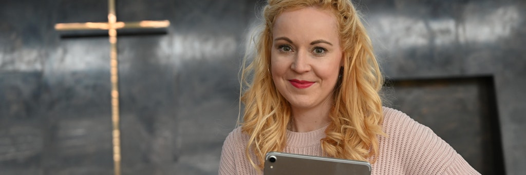 Immer dabei: Das Tablet ist das wichtigste Arbeitsgerät von Theresa Brückner.