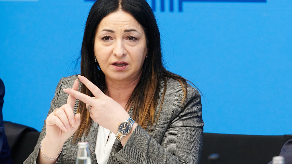 Senatorin Dilek Kalayci (SPD) braucht dringend Pflegekräfte.
