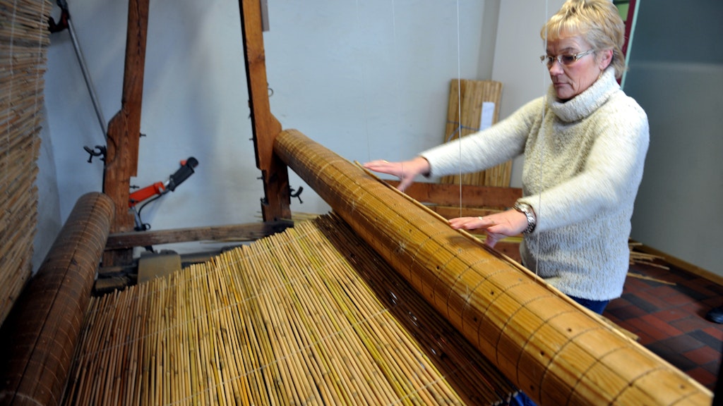 Heike Wagner verknotet in der Rohrweberei die Schilfstäbe noch traditionell mit der Hand.