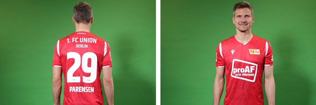 Michael Parensen präsentiert das Sondertrikot der Eisernen zum Pflichtspiel-Jubiläum.