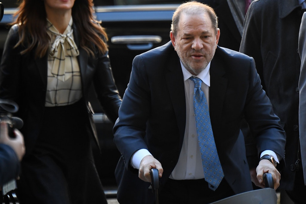Harvey Weinstein und seine Chefanwältin am 24. Februar auf dem Weg zum Gericht.
