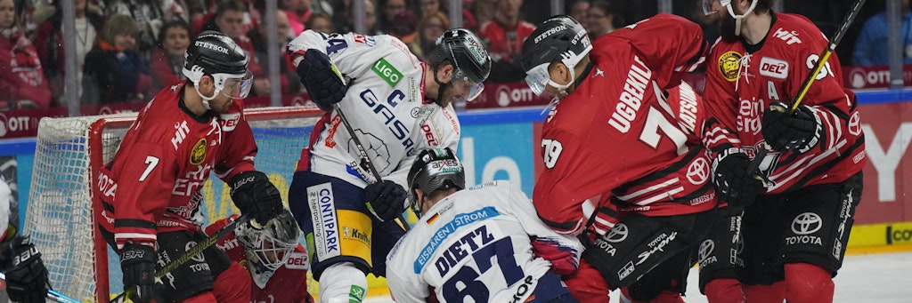 Eisbären-Kapitän André Rankel und Fabian Dietz geben vor dem Tor der Haie alles.