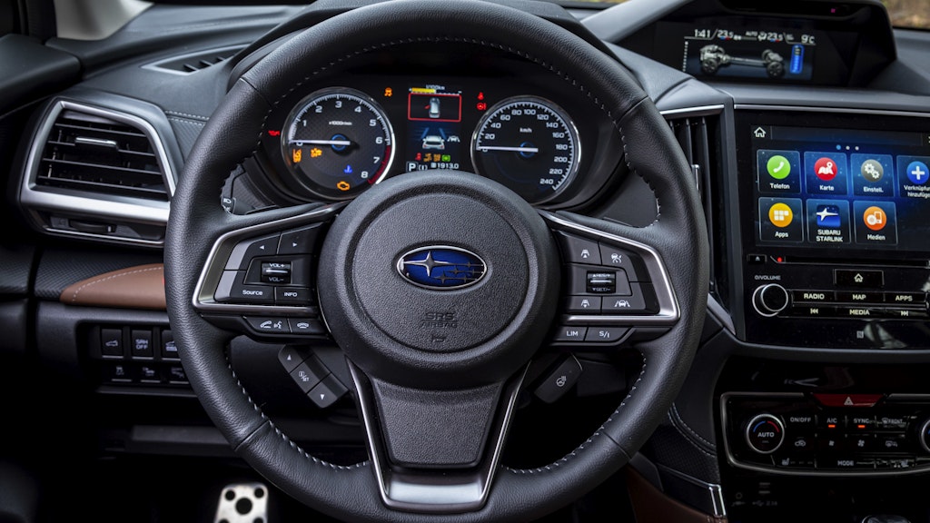 Fahrerplatz: Die klassischen Zeigerinstrumente dominieren in ihrer Klarheit das Cockpit.
