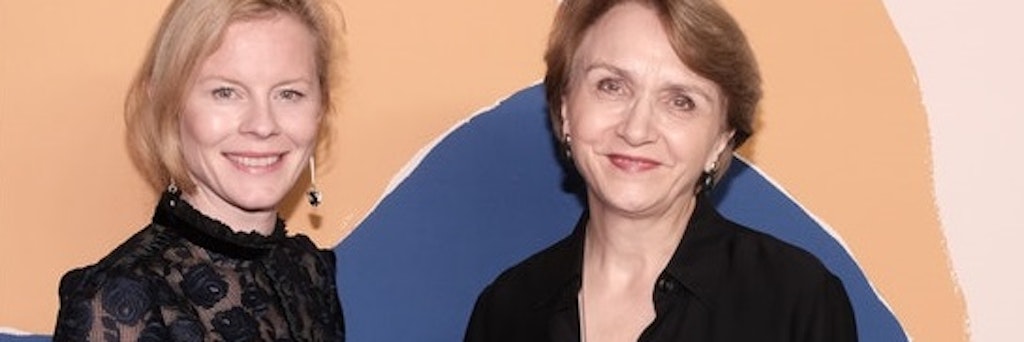 Berlin: Frankreichs Botschafterin Anne-Marie Descôtes (r.) mit der Preisträgerin Saskia Bruysten. <br>