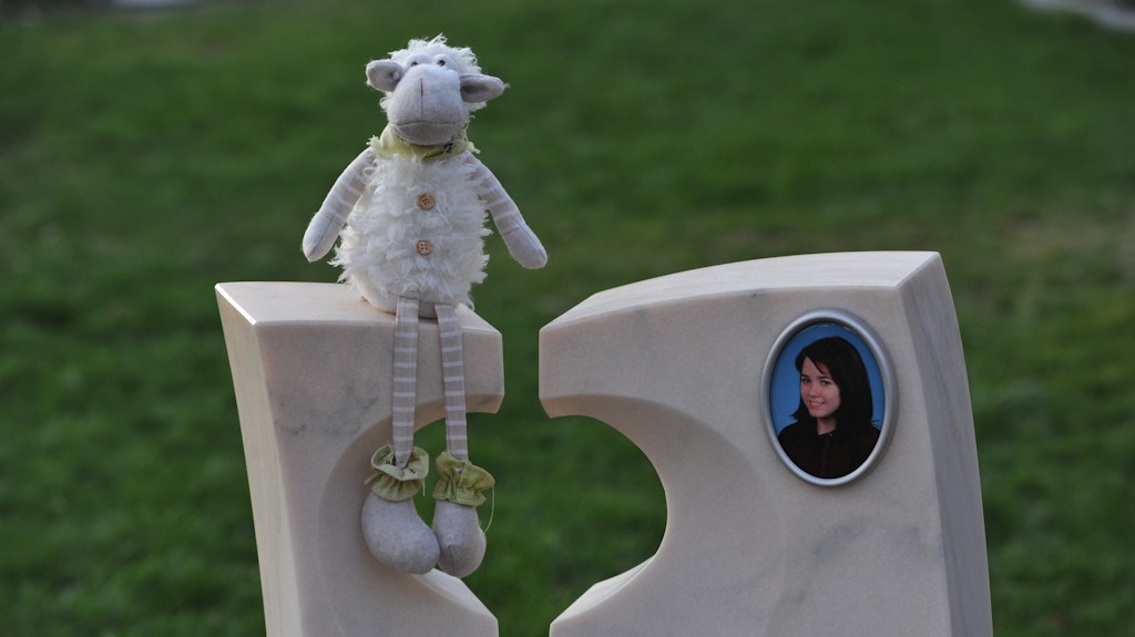 Weißer Marmor und ein gebrochenes Herz: Karin G. stellt manchmal Figuren auf Keiras Grab. <br>