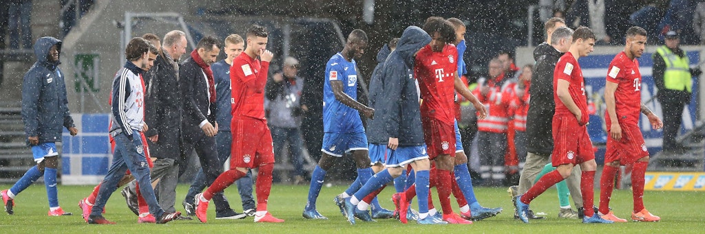 Beim Spiel zwischen Hoffenheim und Bayern München kam es vergangenes Wochenende zur Eskalation: Nach einer Spielunterbrechung schoben sich Hoffenheimer und Münchner am Ende nur noch den Ball zu. Das kam einem Spielabbruch gleich.
