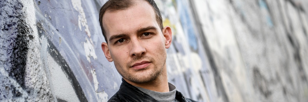 Autor Eric Stehfest am Rande der Dreharbeiten zu der Buchverfilmung "9 Tage wach". 