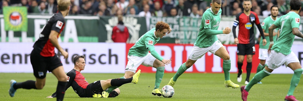 Im Hinspiel schaffte Hertha mit viel Kampf und Willen in Bremen ein 1:1. Vladimir Darida setzt zur Grätsche gegen Werders Johannes Eggestein an.