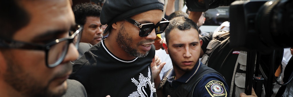 Der frühere Barcelona-Star Ronaldinho war mit gefälschem Reisepass unterwegs.
