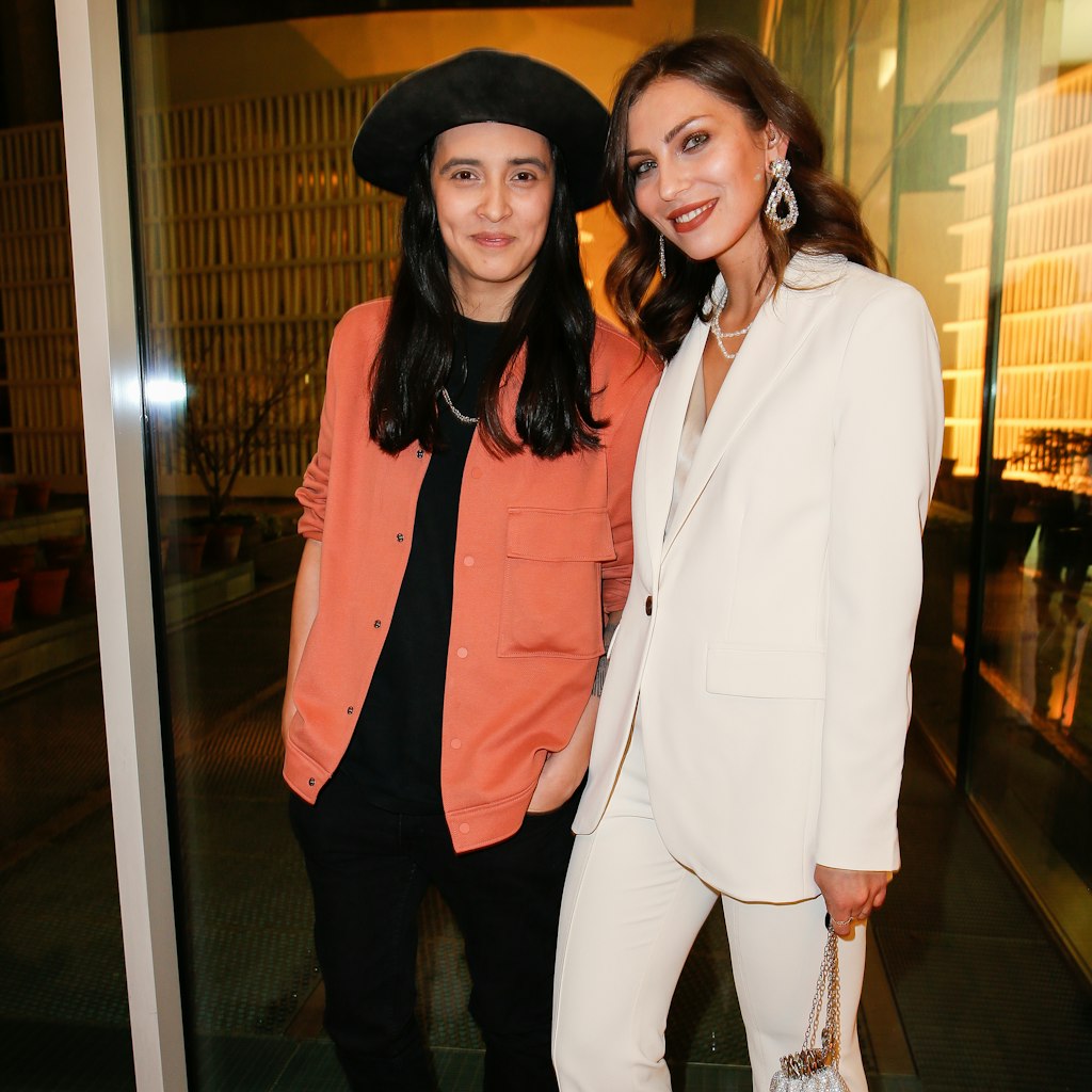 Diana Kinnert (l.) und Masha Sedgwick kommen zu dem "Bold Woman Award by Veuve Clicquot" in die Französische Botschaft.