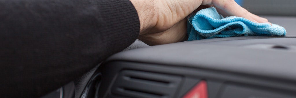 Im Innenraum des Autos darf beim Saubermachen haushaltsübliches Spülmittel zum Einsatz kommen.
