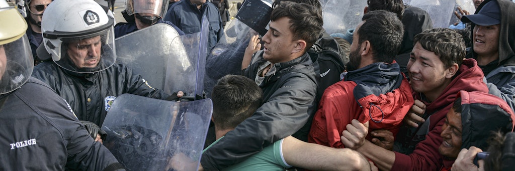 Täglich drängen neue Migranten und Flüchtlinge auf die Insel Lesbos. Immer wieder muss die Polizei eingreifen.