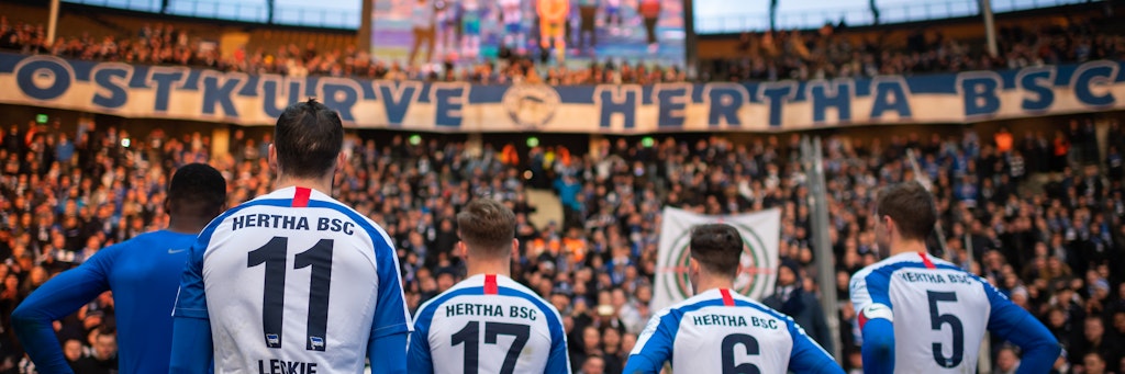 Herthas Profis sind diesmal nach dem Spiel in der Ostkurbe bei den treuen Fans. 