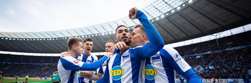 Matheus Cunha bekommt von Maximilian Mittelstädt einen dicken Schmatzer auf die Wange. Im Hintergrund feiern Lukas Klünter, Krzysztof Piatek, Marius Wolf (v.l.)