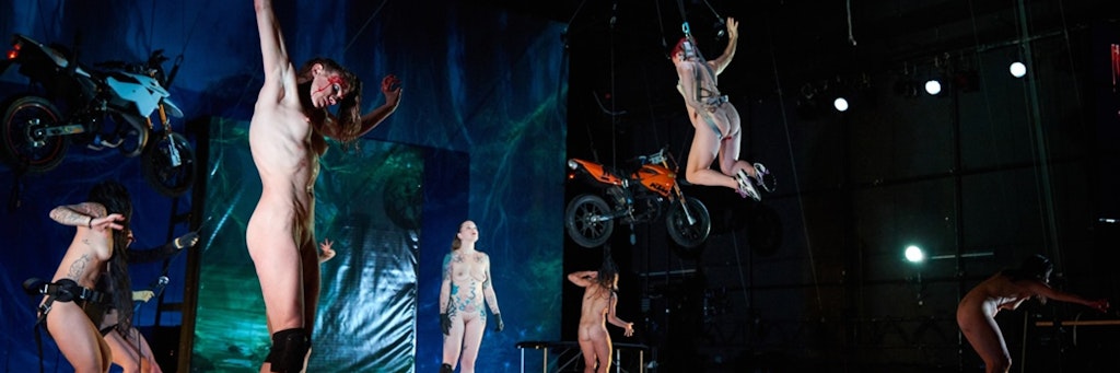 Berlin: Zehn Radikalkünstlerinnen zertrümmern die Schönheit des klassischen Balletts. Die Vorstellungen von „Tanz“ in den Sophiensälen sind restlos ausverkauft. Erst zum Theatertreffen im Mai gibt es wieder Karten. <br>