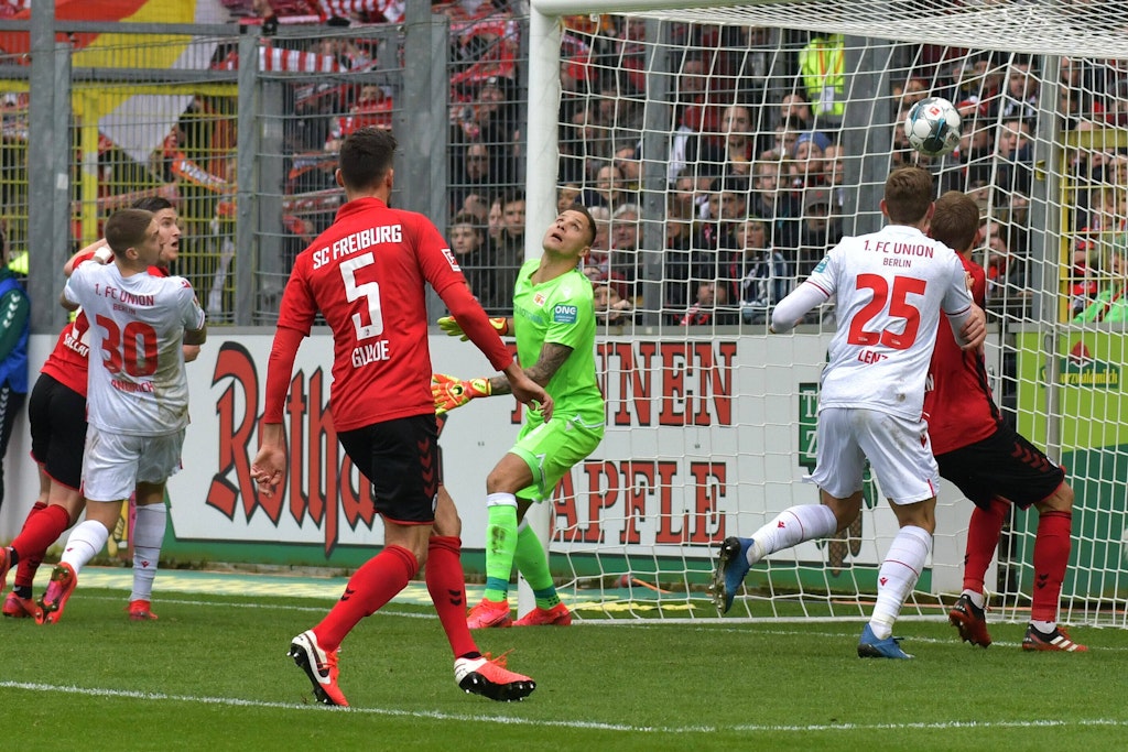 Robert Andrich (l.) bekommt Freiburgs Roland Sallai nicht in den Griff und schon segelt der Ball über Rafal Gikiewicz zum 0:1 ins Tor.