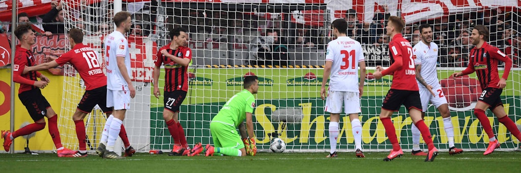Der Ball ist zum 1:3 im Netz, Union in Freiburg endgültig besiegt.