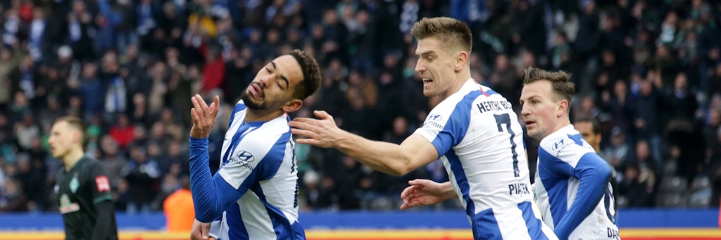 Matheus Cunha (l.) setzt zum Torjubel an, Krzysztof Piatek ist erster Gratulant.