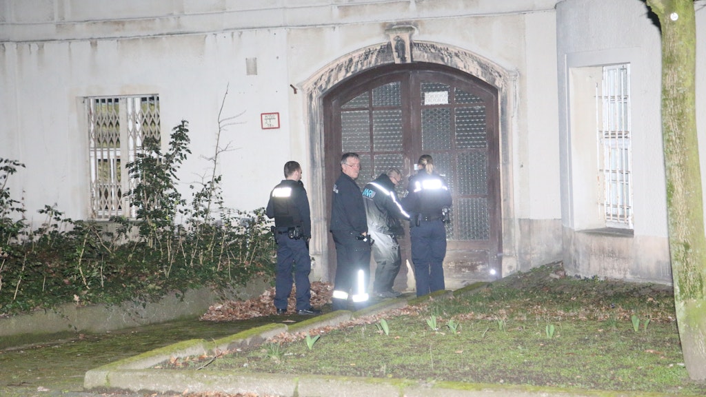 Polizei- und Feuerwehr-Beamte gehen mit dem Experten ins Rathaus, um die Glocke abzuschalten.