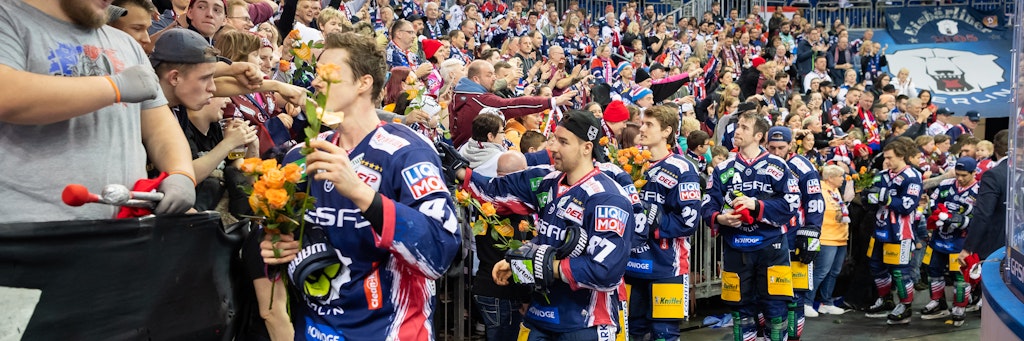 Nach dem Sieg am Internationaler Frauentag bedanken sich die Eisbären mit Rosen speziell bei ihren weiblichen Fans. 
