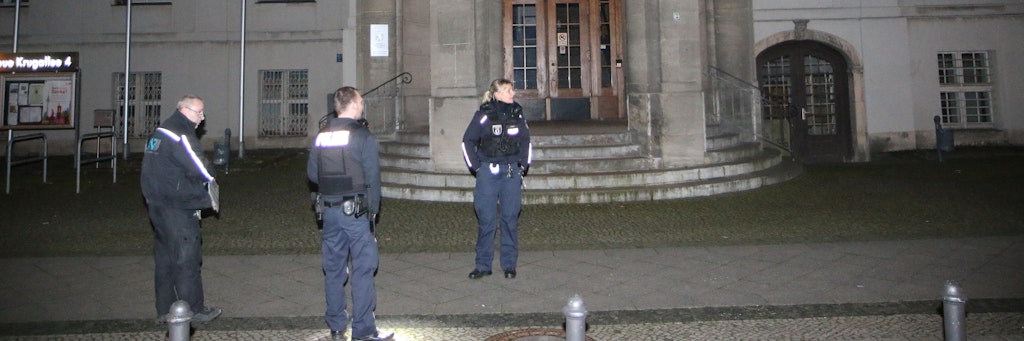 Das Dauerbimmeln einer Glocke sorgt am Treptower Rathaus für einen Polizeieinsatz. Auch die Beamten sind zuerst ratlos, wie sie das Läuten beenden sollen.
