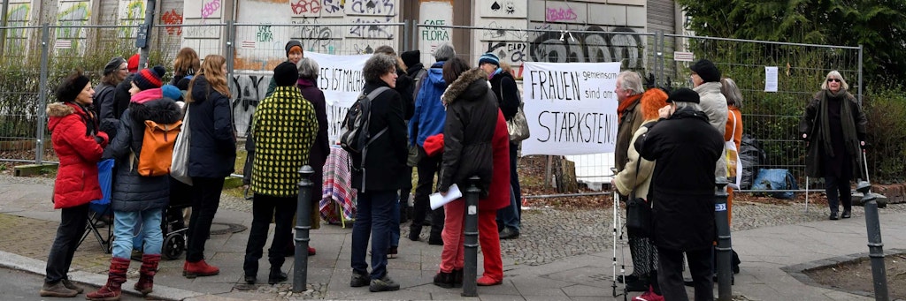 Die Frauen- Demo vor dem Geisterhaus in Friedenau, das seit 20 Jahren verfällt.