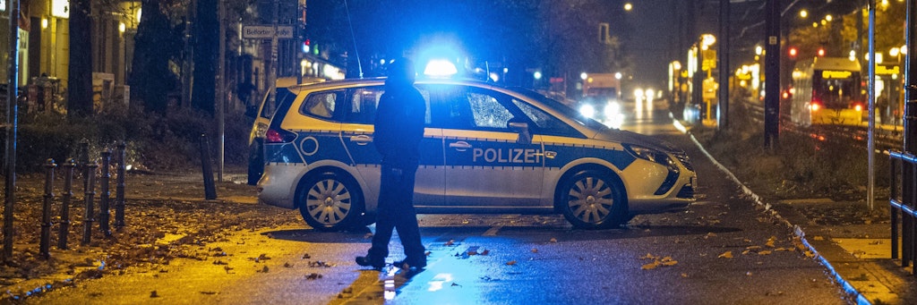 Ein Funkwagen der Polizei am Einsatzort (Symbolbild).