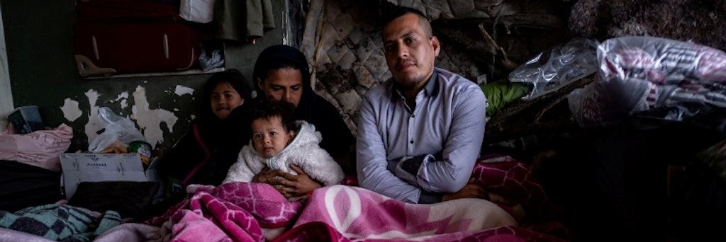 Eine afghanische Familie, die sich an die griechische Grenze aufgemacht hatte, sitzt in einem leer stehenden Gebäude in der türkischen Grenzstadt Edirne fest.