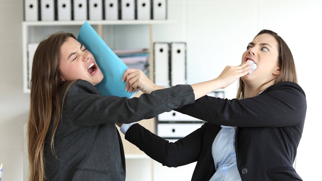 Streit im Büro kann schon mal eskalieren. So weit sollte es aber nicht erst kommen. Manche Sätze, die man unbedacht sagt, können provozieren. Lesen Sie hier, welche Sätze Sie vermeiden sollten.