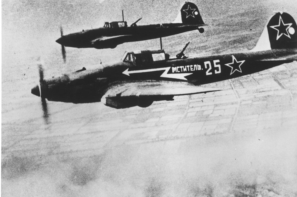 Russische Schlachtflugzeuge des Typs Iljuschin Il-II fliegen am 29. April 1945 einen Angriff auf Berlin.