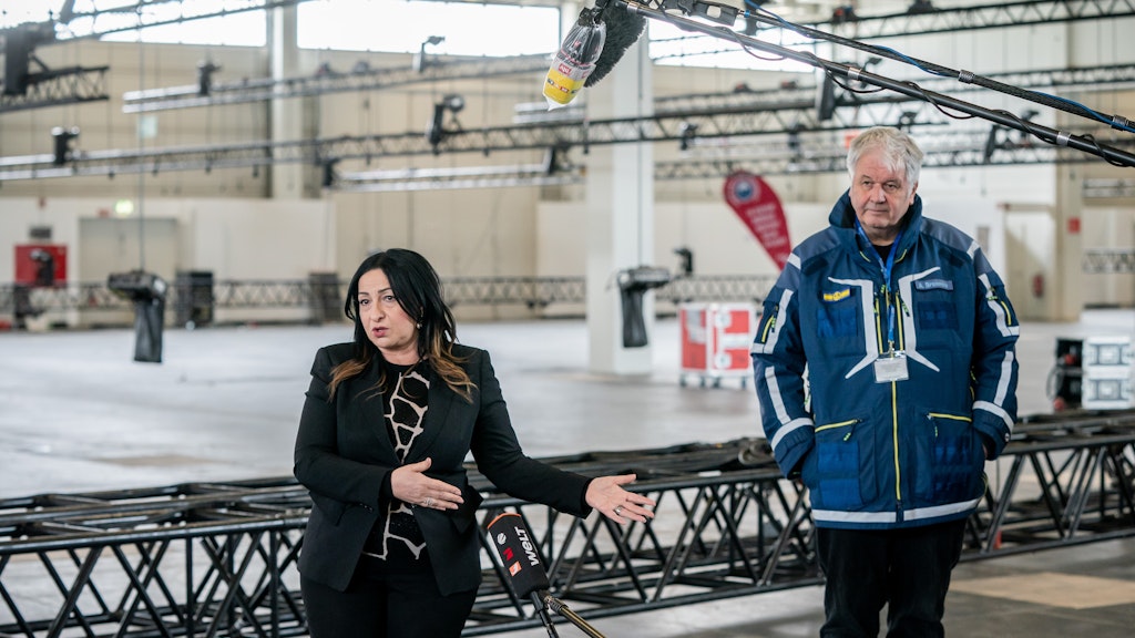 Gesundheitssenatorin Dilek Kalayci und Berlins einstiger Feuerwehrchef Albrecht Broemme gaben den Startschuss für den Ausbau das Behandlungszentrums.