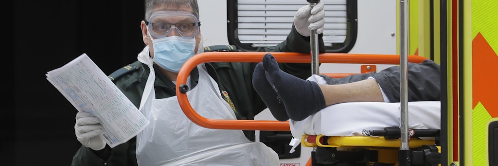 Ein Rettungssanitäter liefert einen Coronapatienten in ein Londoner Krankenhaus ein.