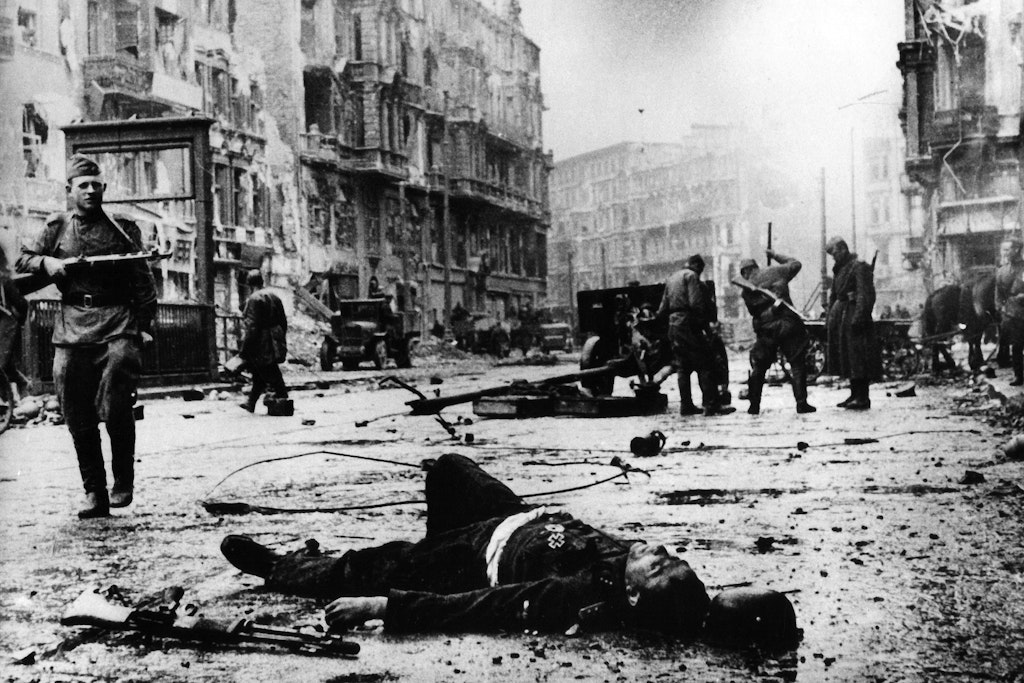 Berlin, Ende 1945. Ein Trümmerfeld ist die Oranienburger Straße. Im Vordergrund liegt ein toter Offizier der Waffen-SS, an seiner Brust prangt das Eiserne Kreuz. Die sowjetischen Einheiten stehen kurz vor dem Sieg.